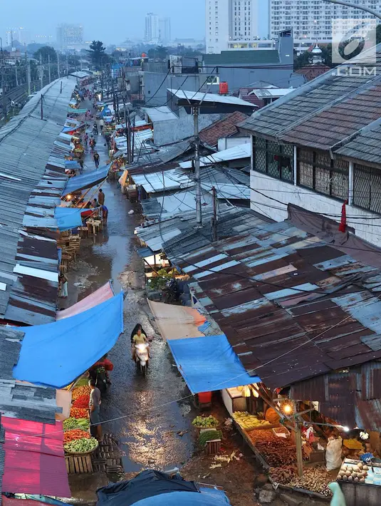 Suasana Pasar Kemiri Muka yang berada di kawasan Depok, Jawa Barat, Senin (23/4). Belum adanya jaminan keamanan menyebabkan PN Depok menunda eksekusi pasar tersebut hingga batas waktu yang belum ditentukan. (Liputan6.com/Immanuel Antonius)
