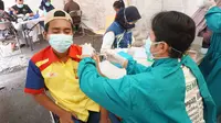 Selain di pusat perbelanjaan, kegiatan vaksinasi juga dilangsungkan di beberapa kecamatan seperti di Cisompet, Peundeuy, Singajaya yang secara serentak melakukan program vaksinasi massal. (Liputan6.com/Jayadi Supriadin)