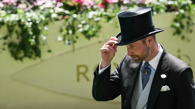Pangeran William dari Inggris, tiba dengan kereta kuda pada hari kedua pertemuan pacuan kuda Royal Ascot di Ascot, sebelah barat London, pada 18 Juni 2025. (Dok: JUSTIN TALLIS / AFP)