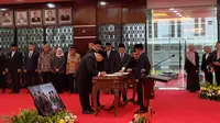 Menteri Energi dan Sumber Daya Mineral (ESDM) Bahlil Lahadalia resmi melantik Achmad Muchtasyar sebagai Direktur Jenderal Minyak dan Gas Bumi (Dirjen Migas) Kementerian ESDM (dok: Maul)