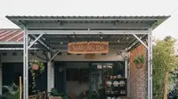 Desain Teras Rumah Kombinasi Baja Ringan Cocok untuk Warung Kecil. Gemini