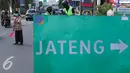 Anggota pramuka dan polisi mengatur lalu lintas jalur mudik di Cirebon, Jawa Barat, Jumat (1/7). Sebanyak 3.000-4.000 anggota pramuka Kwartir Daerah dikerahkan untuk membantu polisi memberikan pelayanan pada pemudik. (Liputan6.com/Angga Yuniar)