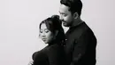 Potret Maternity Shoot Kiky Saputri, Kocak Adu Perut dengan Suami (Sumber: Instagram/kikysaputri)