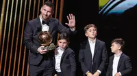 Pemain Inter Miami, Lionel Messi, bersama anak-anaknya saat menerima penghargaan Ballon d'Or di Theatre du Chatelet, Paris, Selasa (31/10/2023). Dalam perburuan penghargaan ini, Messi mengalahkan striker Manchester City Erling Haaland dan bintang Paris Saint-Germain (PSG) Kylian Mbappe. (AFP/Franck Fife)
