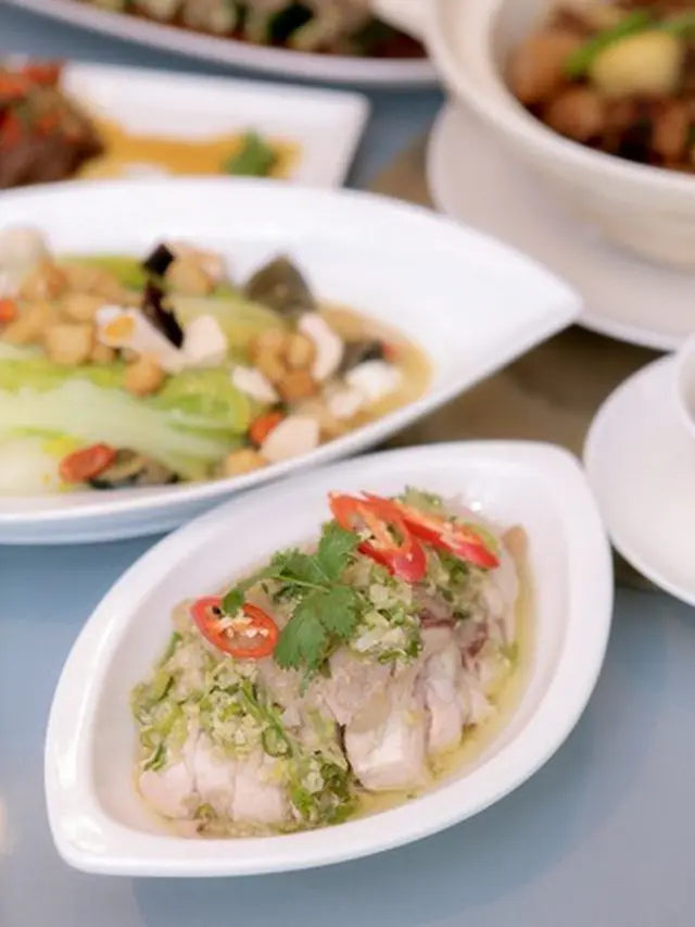 Poached Chicken with Ginger Dipping salah satu menu di Tien Chao Gran Melia