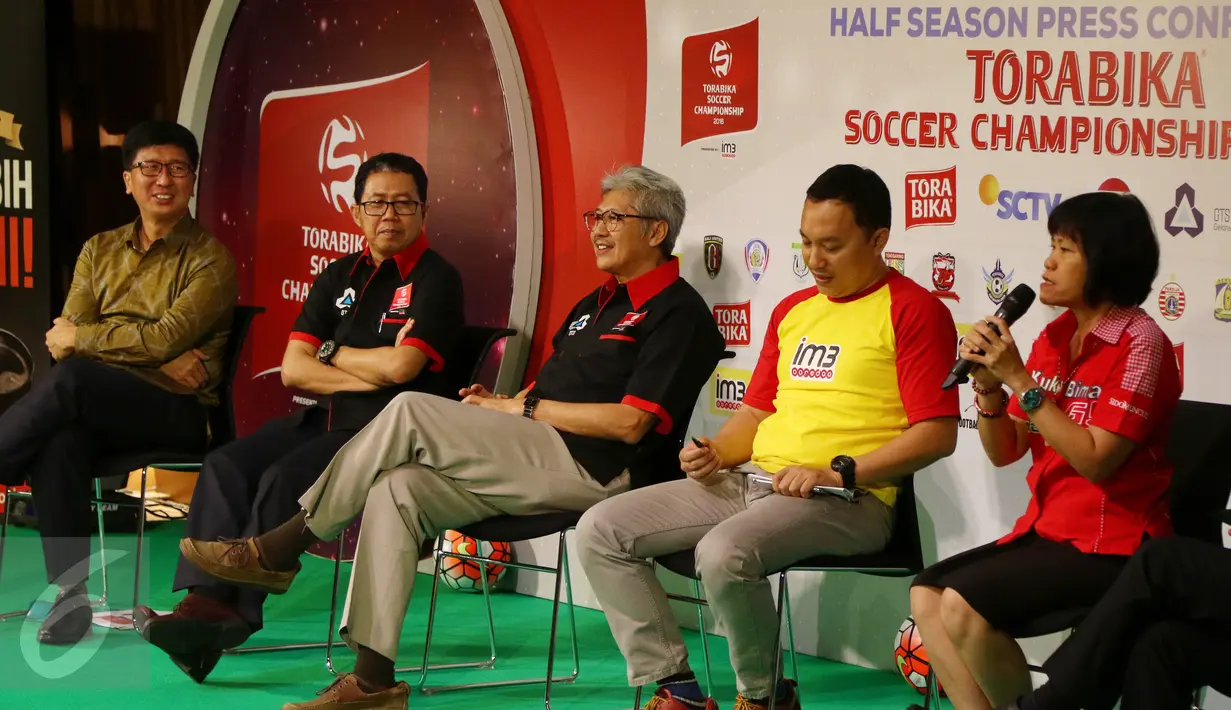 Group Product Manager Kuku Bima, Linawati Sutedja (kanan) memberikan keterangan saat konferensi pers musim kedua Torabika Soccer Championship 2016, Jakarta, Rabu (31/8). (Liputan6.com/Fery Pradolo)
