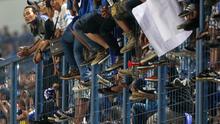 Suporter Persib Bandung berdiri diatas pagar pembatas saat memberikan dukungan kepada timnya melawan Persija Jakarta di Stadion Gelora Bandung Lautan Api, Bandung (16/7/2016). (Bola.com/Nicklas Hanoatubun)