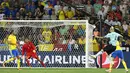 Pemain Belgia, Radja Nainggolan, menendang bola yang berbuah gol ke gawang Swedia pada laga terakhir Grup E Piala Eropa 2016 di Allianz Riviera, Nice, Kamis (23/6/2016) dini hari WIB. (AFP/Jonathan Nackstrand)