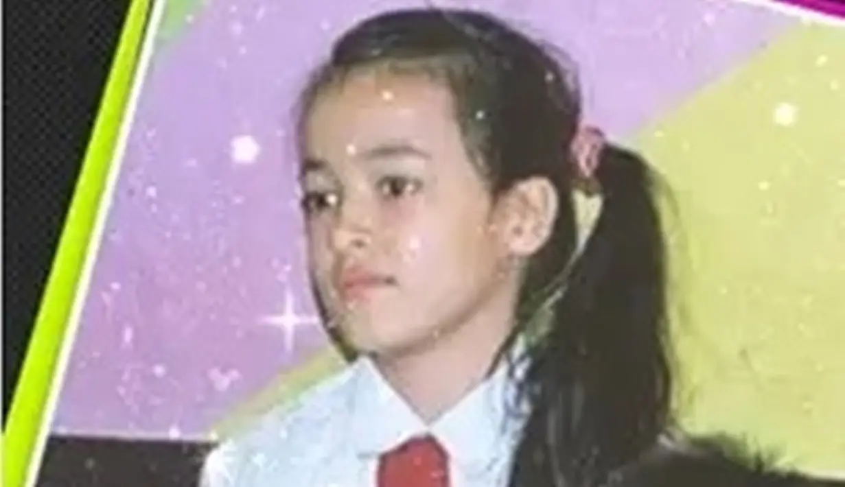 Mawar Eva De Jongh, penyanyi sekaligus aktris berusia 18 tahun kini namanya semakin meroket saja. Semakin meroket membuat Mawar selalu tuai atensi di setiap penampilan. Bahkan foto masa kecilnya saat SD juga tuai atensi warganet. (Liputan6.com/IG/mawar_eva)