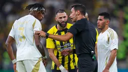 Ittihad FC, Karim Benzema melakukan protes terhadap keputusan wasit pada laga lanjutan Liga Arab Saudi melawan Al Nassr di King Abdullah Sports City, Jeddah, Arab Saudi, Sabtu (07/12/2024) dini hari WIB. (AFP)