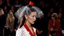 Bella Hadid berjalan di catwalk untuk show Rodarte pada New York Fashion Week: The Shows di New York City, Selasa (11/2/2020). Bella Hadid seolah-olah kembali ke era tahun 50an dalam balutan gaun polkadot merah dan putih dengan kerudung yang menutupi wajahnya. (Dimitrios Kambouris/Getty Images/AFP)