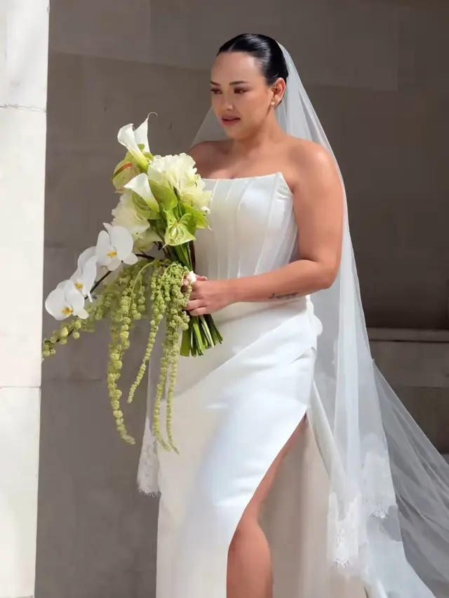 Slit dress Alexandra Daguise untuk resepsinya di Bali. [@brideswhisperer]