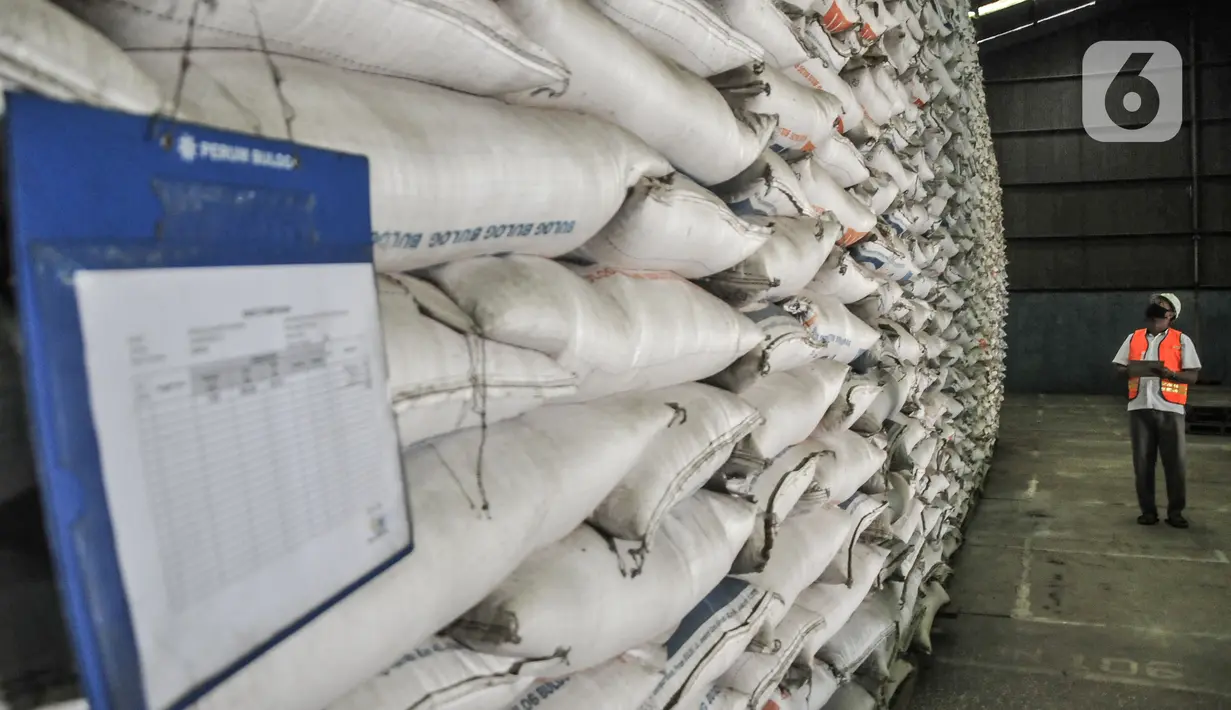 Petugas mendata ketersediaan stok beras di Gudang Bulog Divisi Regional DKI Jakarta, Kelapa Gading, Rabu (29/12/2021). Dirut Perum Bulog Budi Waseso mengungkapkan hingga dengan penghujung 2021 Bulog berhasil melakukan penyerapan beras petani mencapai 1,2 juta ton. (merdeka.com/Iqbal S Nugroho)