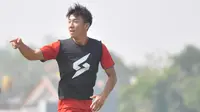 Seiya da Costa Lay saat berlatih bersama Arema FC. (Bola.com/Iwan Setiawan)