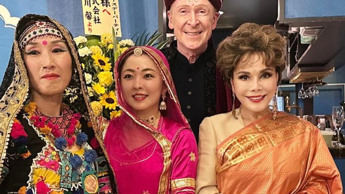 Potret Dewi Soekarno Pakai Baju India, Tampil Memukau di Pesta Ulang Tahun Tema Bollywood