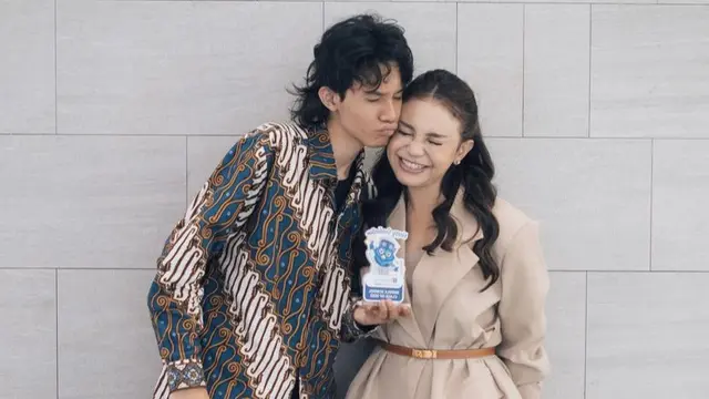 Tampilan Rossa saat antar wisuda anak, credit: @itsrossa910