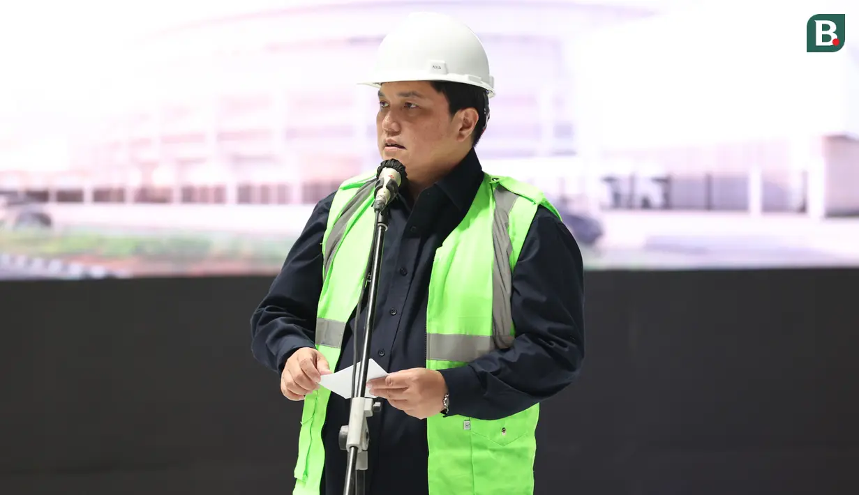 Menteri BUMN, Erick Thohir saat memberikan laporan perkembangan pembangunan Indoor Multifunction Stadium di Kompleks Gelora Bung Karno, Senayan, Jakarta, Jumat (13/1/2023) sore WIB. (Bola.com/Abdul Aziz)