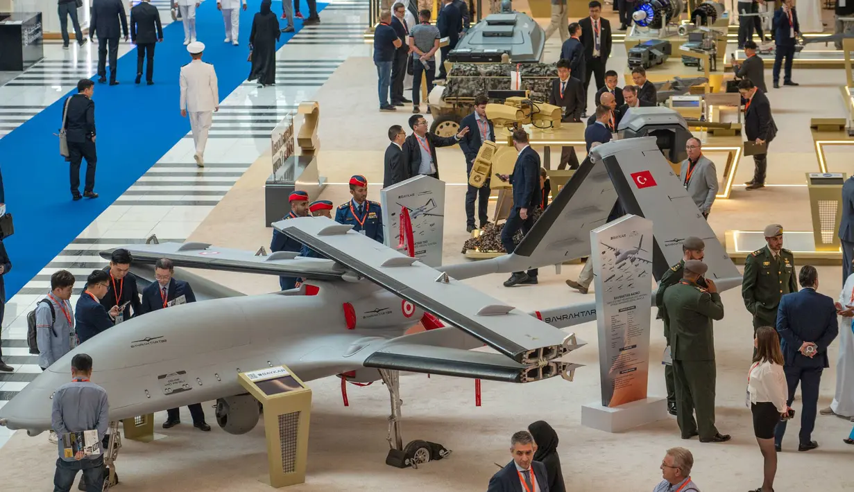 Bayraktar TB3 Armed Unmanned Aerial System yang dipamerkan di Pameran UMEX pada 23 Januari 2024. (Ryan LIM/AFP)