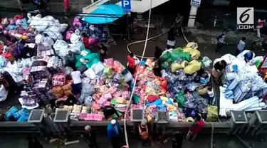 Kebakaran kembali terjadi di salah satu pertokoan di Bukittinggi. Kali ini kebakaran menimpa Pasar Grosir Aur Kuning Bukittinggi.