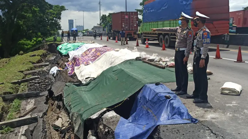 Jalan tol Surabaya-Gempol di KM06+200 arah Gempol ambles, Rabu (27/1/2021). (Dian Kurniawan/Liputan6.com)