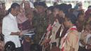Presiden Joko Widodo (Jokowi) menyerahkan kartu Indonesia pintar (KIP) kepada pelajar di SLB Negeri Pembina, Jakarta, Rabu (6/3). Jokowi membagikan 3.300 KIP untuk pelajar di wilayah Jakarta Selatan. (Liputan6.com/Angga Yuniar)