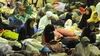 Sejumlah perempuan melakukan tadarus Alquran di Masjid At-Tin, Jakarta, Kamis (9/7/2015). Ribuan umat Islam melakukan Iktikaf untuk mengharapkan hikmah malam Lailatul Qadar pada Ramadan tahun ini. (Liputan6.com/Herman Zakharia)