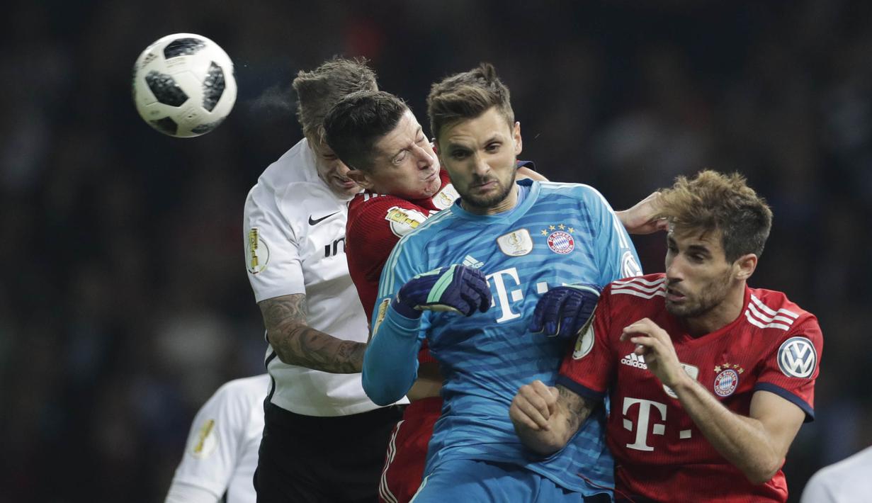 Kiper Bayern Munchen, Sven Ulreich, duel udara saat melawan Eintracht Frankurt pada laga final  DFB Pokal di Stadion Olympiastadion, Minggu (20/5/2018). Eintracht Frankurt menang 3-1 atas Bayern Munchen. (AP/Michael Sohn)