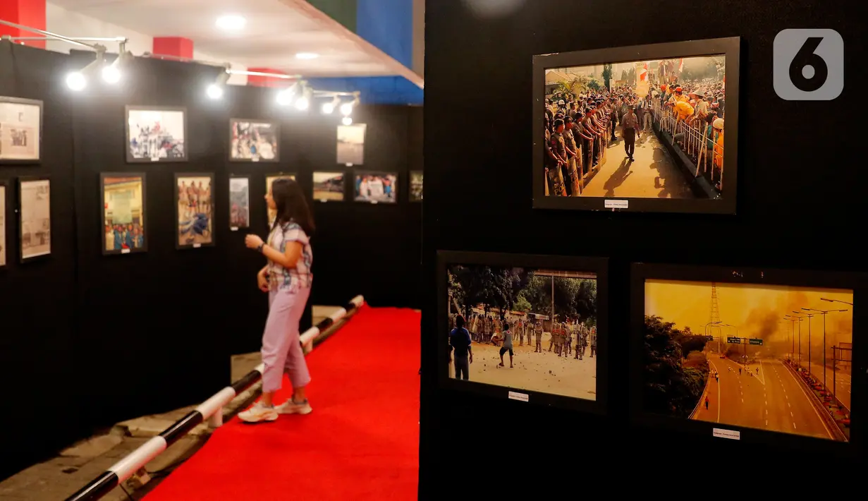 Tidak hanya foto, pameran juga menunjukkan berbagai memorabilia. (Liputan6.com/Angga Yuniar)
