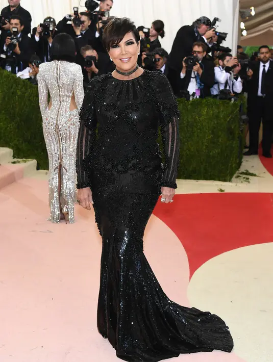 Dilansir dari Dailymail, pihak dealer mengatakan jika mobil mewah Rolls Royce hanya tinggal satu unit saja. Tanpa pikir panjang, Kris Jenner langsung sepakat untuk membeli mobil mewah tersebut. (AFP/Bintang.com)