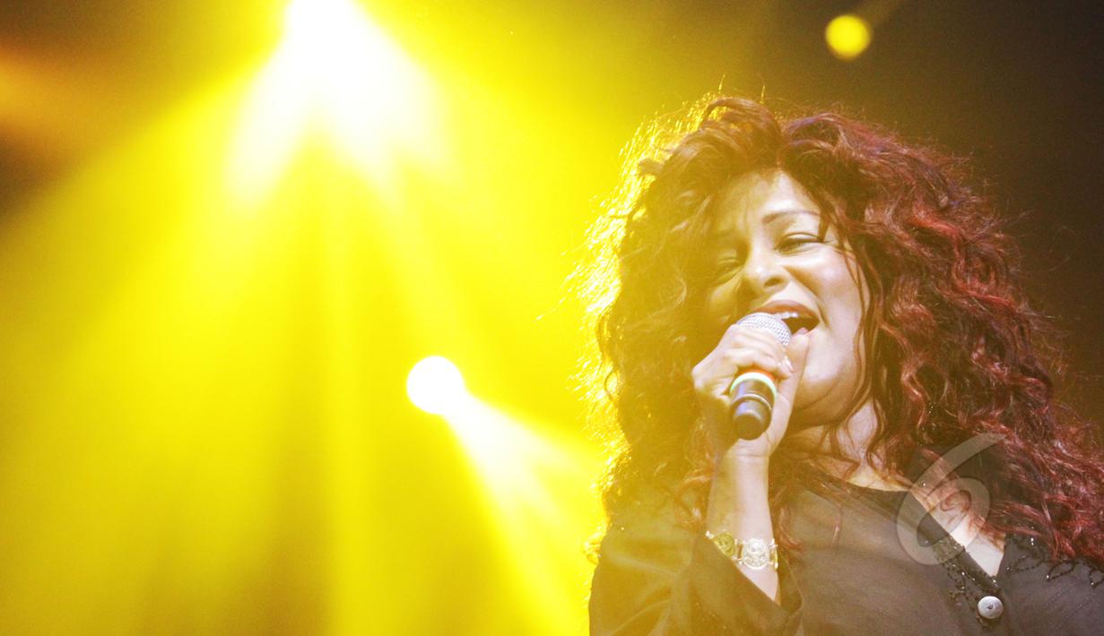 Aksi dari sang Diva, Chaka Khan membawakan lagu-lagu hitsnya di panggung Java Jazz Festival 2015 di JIExpo, Jakarta, Sabtu (7/3). Ajang musik jazz tahunan itu berlangsung tiga hari dengan tema "Exploring Indonesia".(Liputan6.com/Faizal Fanani)