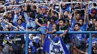 Suporter tim Maung Bandung bersorak saat menyaksikan laga antara Persib melawan Sriwijaya FC di laga pembuka Piala Presiden 2018 di Stadion GBLA, Bandung, Selasa (16/1). Persib unggul 1-0. (Liputan6.com/Helmi Fithriansyah)