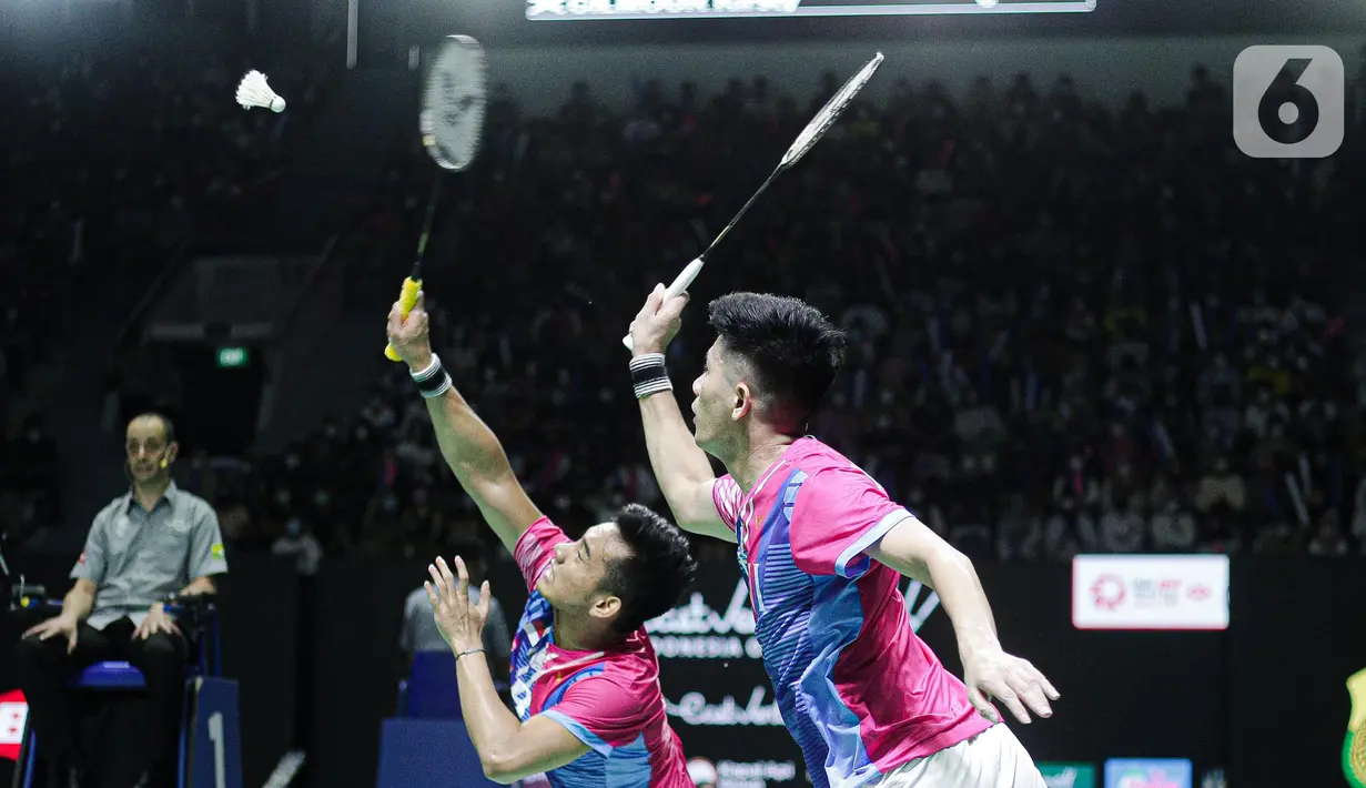 Pebulu tangkis ganda putra Indonesia, Pramudya Kusumawardana/Yeremia Rambitan mengembalikan  kok saat bertanding melawan Lee Yang/Wang Chi Lin dari Taipe dalam babak 16 besar East Ventures Indonesia Open 2022 di Istora Senayan, Jakarta, Kamis (16/6/2022). Pramudya/Yeremia menang dengan skor 21-16, 17-21 dan 21-14. (Liputan6.com/Faizal Fanani)