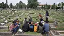 Sekelompok warga memanjatkan doa saat berziarah ke makam kerabat di TPU Kemiri. (merdeka.com/Iqbal S. Nugroho)
