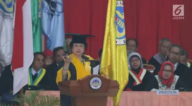 Presiden Kelima RI, Megawati Soekarnoputri menyampaikan pidatonya setelah menerima gelar Doctor Honoris Causa dari Universitas Negeri Padang (UNP), Rabu (27/9). Kali ini merupakan pemberian gelar kelima bagi Megawati. (Liputan6.com/Helmi Fithriansyah)