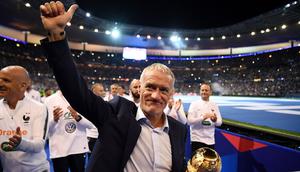 Pelatih Prancis, Didier Deschamps merayakan gelar juara Piala Dunia 2018 setelah menjuarai laga final melawan Kroasia pada partai final di Luzhniki Stadium, Moscow, Rusia, 15 Juli 2018. (AFP/Franck Fife)