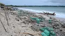 Hampir setiap tahun Pantai Kedonganan, Bali, dilanda gelombang besar sampah plastik. (SONNY TUMBELAKA/AFP)