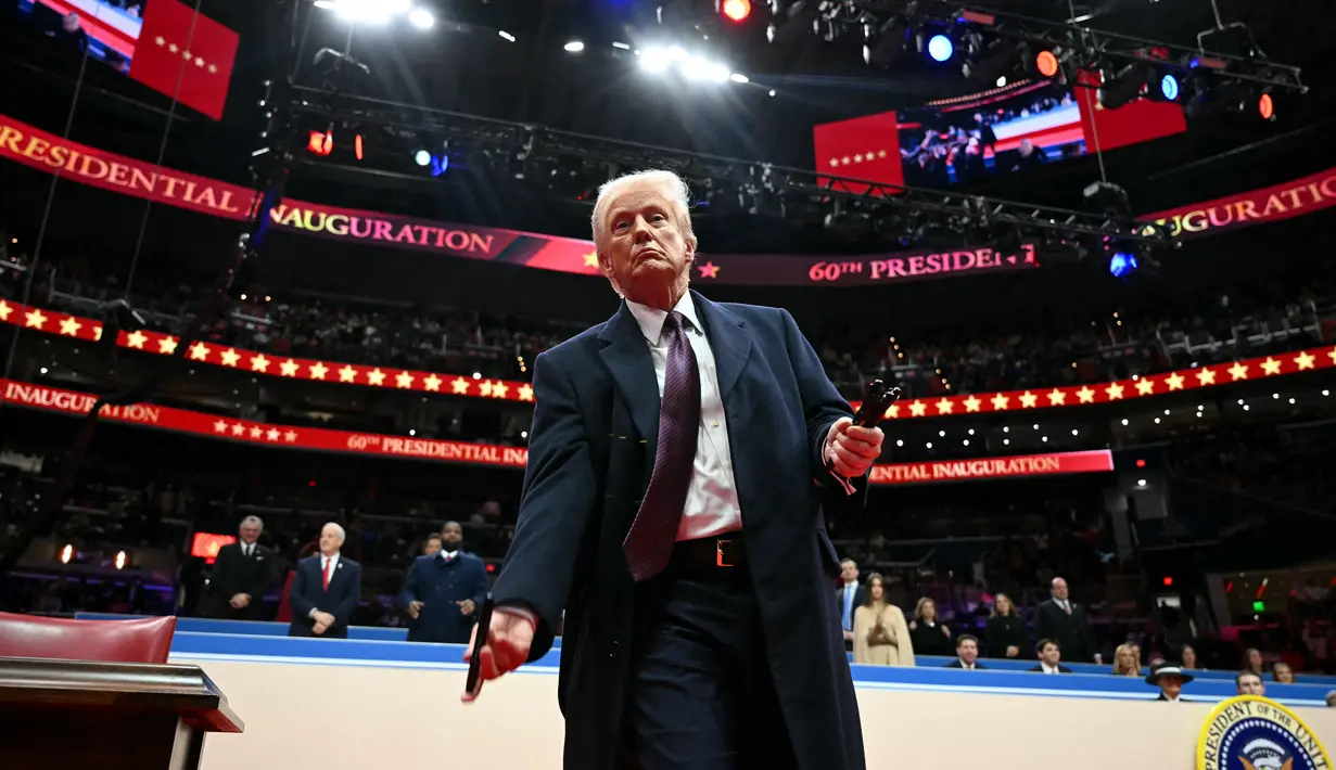 Pelantikan Donald Trump di dalam Gedung Capitol hari ini yang merupakan pertama kali dalam 40 tahun terakhir upacara pelantikan Presiden Amerika Serikat. (Jim WATSON/AFP)