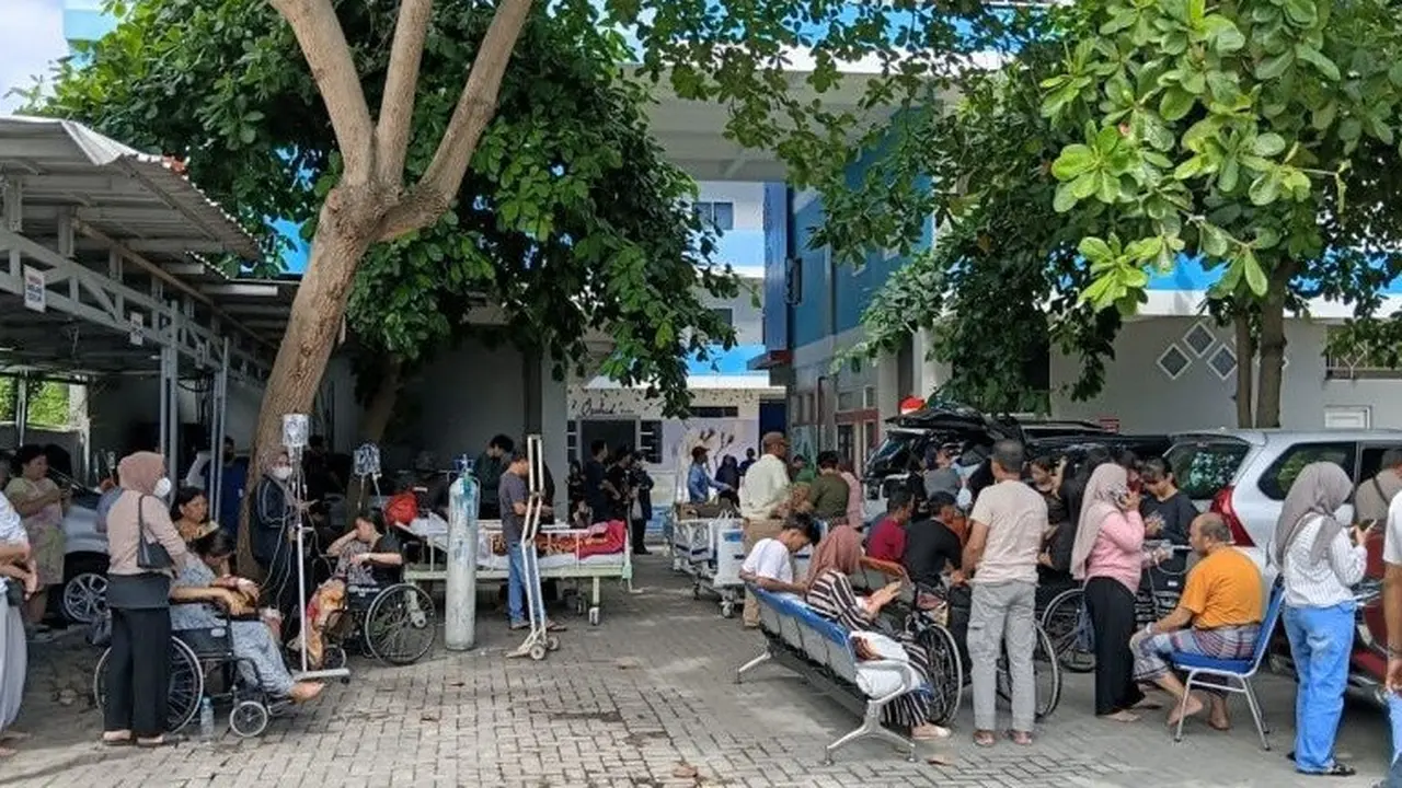 Pasien RS Samaritan berhamburan keluar setelah gempa bumi mengguncang Kota Palu. (Dok. Antara)