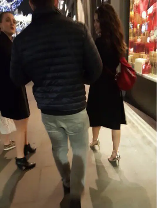 Campbell dan Sulkin tertangkap kamera sedang berlenggang di kawasan London, pada Sabtu (31/12/16). Dalam video snapchat yang diunggah Campbell, keduanya terbukti melewati malam pergantian tahun bersama. (doc.twitter)