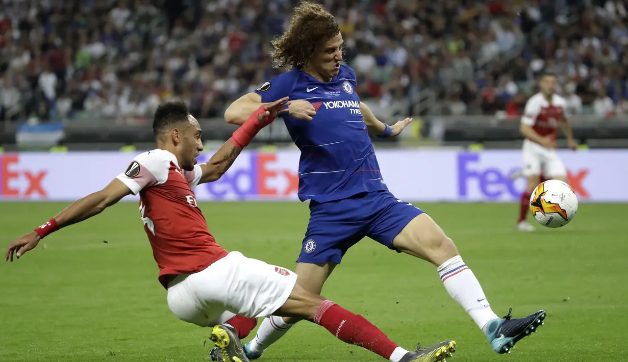 Bek Chelsea, David Luiz, berebut bola dengan striker Arsenal, Pierre-Emerick Aubameyang, pada laga final Liga Eropa di Baku Olympic Stadium, Kamis (30/5) dini hari WIB. Chelsea menang 4-1 atas Arsenal. (AP Photo/Luca Bruno)