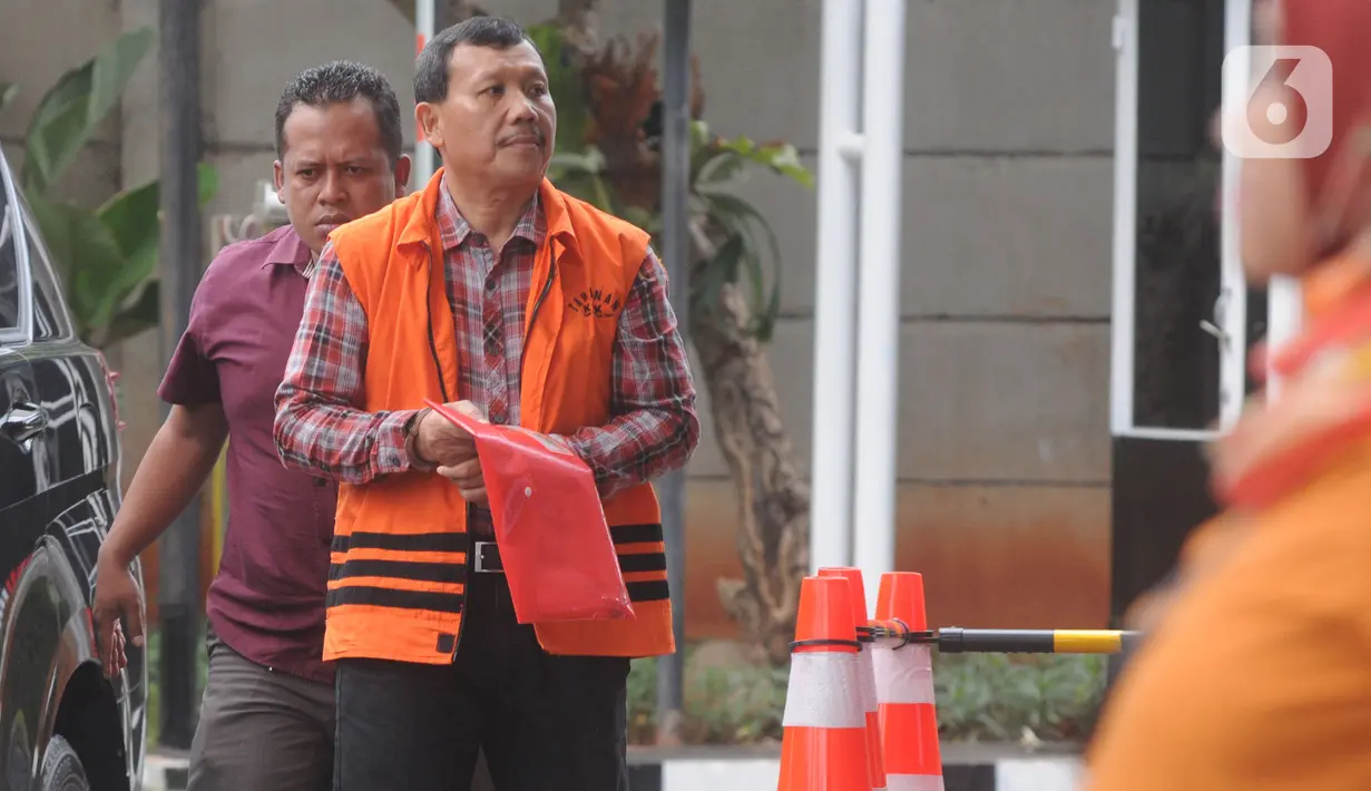 Tersangka Sekretaris Daerah (nonaktif) Jawa Barat Iwa Karniwa tiba untuk menjalani pemeriksaan di gedung KPK, Jakarta, Selasa (26/11/2019). Iwa Karniwa menjalani pemeriksaan lanjutan sebagai tersangka terkait kasus dugaan suap proyek Meikarta. (merdeka.com/Dwi Narwoko)