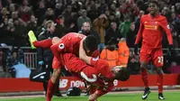 Para pemain Liverpool merayakan gol ke gawang Stoke City pada laga Premier League di Anfield, Selasa (27/12/2016). (AFP/Paul Ellis)