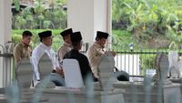 Prabowo Ziarah ke Makam Kakeknya Margono Djojohadikusumo. (Badan Komunikasi Pemerintah RI)