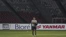 Pelatih Timnas Indonesia, Bima Sakti, bersiap memimpin latihan di SUGBK, Jakarta, Senin (12/11). Latihan ini persiapan jelang laga Piala AFF 2018 melawan Timor Leste. (Bola.com/Vitalis Yogi Trisna)