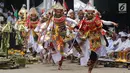 Penari menampilkan tarian sebagai bagian prosesi upacara Tawur Kesanga di Pura Aditya Jaya, Rawamangun, Jakarta, Jumat (16/3). (Liputan6.com/Arya Manggala)