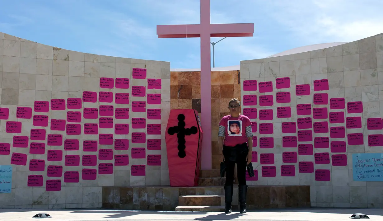Perla Reyes, ibu dari Jocelyn Calderon Reyes yang hilang pada 30 Desember 2013 hadiri demonstrasi saat Hari Perempuan Internasional atau Women's Day di Ciudad Juarez, Chihuahua, Meksiko, Rabu (7/3). Jocelyn hilang pada usia 13 tahun. (HERIKA MARTINEZ/AFP)