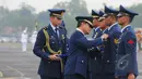 Kepala Staf Angkatan Udara (Kasau) Marsekal TNI Agus Supriatna memberikan piagam penghargaan kepada anggota TNI di peringatan Hari Ulang Tahun ke-69 TNI AU di Pangkalan Udara Halim Perdanakusuma, Jakarta, Kamis (9/4/20015). (Liputan6.com/Herman Zakharia)