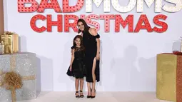 Mila Kunis dan Ariana Greenblatt tiba menghadiri premiere film "A Bad Moms Christmas"di Regency Village, Westwood, Los Angeles, AS (30/10). Ibu dua anak ini tebar senyum saat menghadiri pemutaran film tersebut. (Photo by Jordan Strauss/Invision/AP)