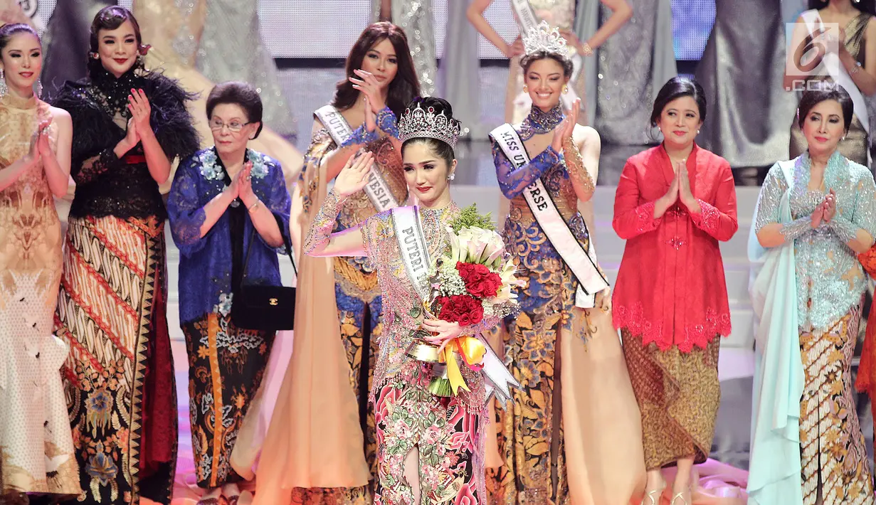 Sonia Fergina Citra dari Bangka Belitung melambaikan tangan usai terpilih sebagai Puteri Indonesia 2018 menyisihkan finalis Banten dan Kalimantan Barat pada malam pemilihan Puteri Indonesia 2018 di JCC, Jakarta, Jumat (9/3). (Liputan6.com/Herman Zakharia)