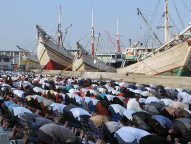 Umat muslim melaksanakan salat Idul Fitri di Pelabuhan Sunda Kelapa, Jakarta, Rabu (6/7). Umat muslim seluruh dunia merayakan Lebaran 1437 H setelah melaksanakan ibadah puasa selama satu bulan. (Liputan6.com/Johan Tallo)